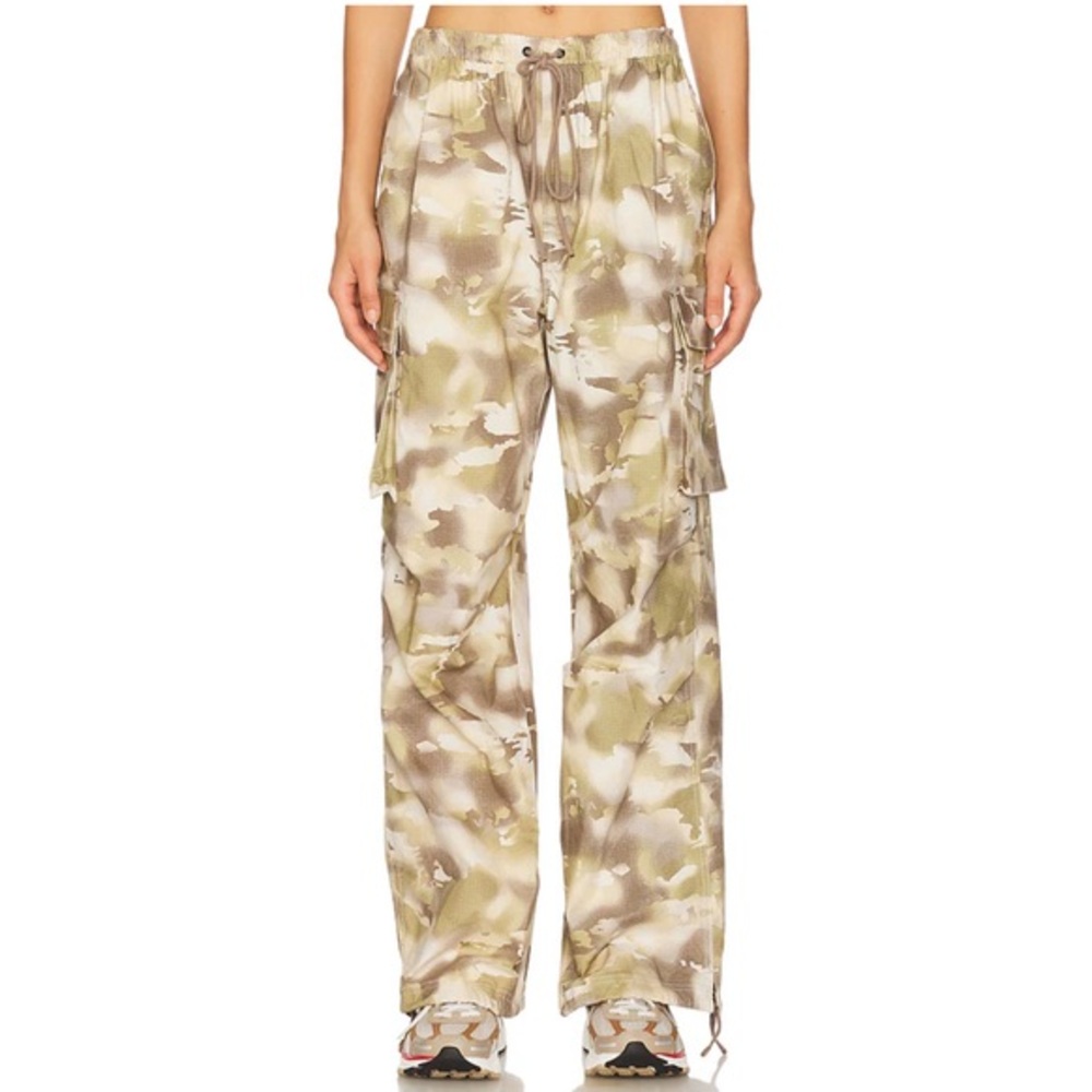 NWT Nike Cargo Pants in Light Orewood Brown & Sail Camo, Sz. M